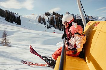 Skiing kid at the Pralongià