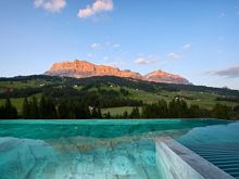 Schwimmbad mit Dolomitenausblick