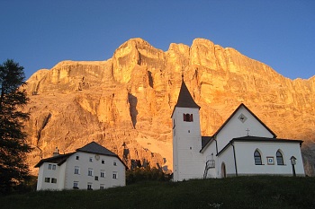 Lavarella Heilig Kreuz mit Enrosadira-Alpenglühn und Hütte