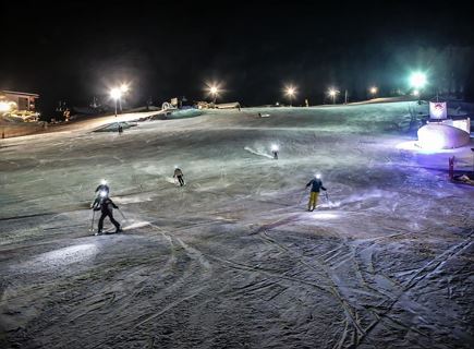 Cun i schi a lüm de ciandëra - Torchlight skiing
