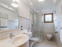 Badezimmer mit Dusche/WC, Bidet, Fön, Handtuchwärmer und Bodenheizung.