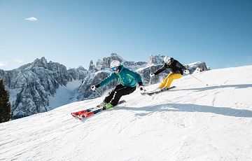 Skiers admiring the Mezdì Valley