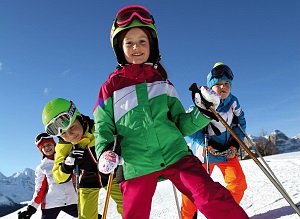Bambini sugli sci in Alta Badia copia