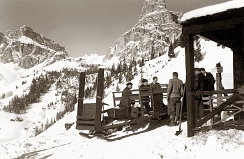 Sledge lift above Corvara with the Sassonger behind