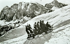 Schneeschlitten mit Sicht auf den Dolomiten