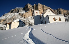 Kapelle im Winter am Fuße des Kreuzkofels
